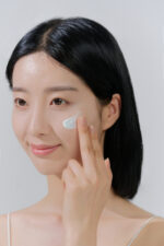 [SKIN1004] Madagascar Centella Hyalu-Cica Water-Fit Sun Serum - Image 3